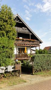 ein Haus mit einem Balkon mit Blumen darauf in der Unterkunft Ferienwohnung im Schwarzwaldhaus in Ebersbach