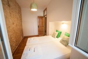 Postel nebo postele na pokoji v ubytování FLH Lisbon Sun Terrace Graça II