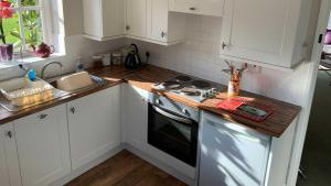 A kitchen or kitchenette at Hayloft Cottage - Dog Friendly With Private Garden