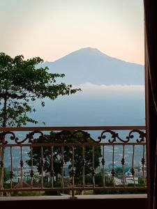 uma varanda com vista para uma montanha em Villa Ayana Syariah em Batu