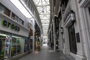 Supermarket nebo jiné obchody v  hotelu nebo okolí
