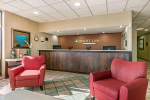 a waiting room with two chairs and a waiting desk at Quality Inn Manchester in Manchester