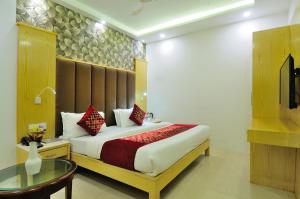 Postel nebo postele na pokoji v ubytování Hotel Yuvraj Deluxe