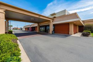 un gran edificio con una carretera delante en Quality Inn Bradley- Bourbonnais, en Bradley