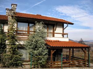 a house with a red tile roof at Вила Цветелина, Комплекс Александриa in Dobrinishte