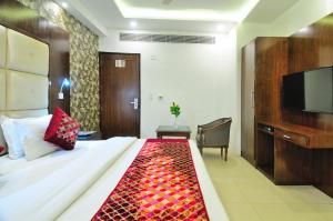 TV a/nebo společenská místnost v ubytování Hotel Yuvraj Deluxe