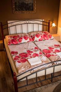 a bed with red roses on it in a room at Privat Milan in Hrabušice