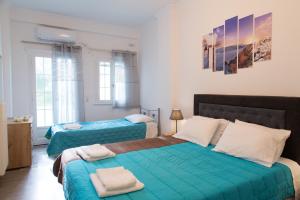 Una cama o camas en una habitación de Kamari Beach Houses with Balcony and Garden