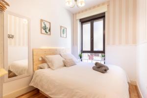 - une chambre avec un lit doté d'un ours en peluche dans l'établissement Apartment between Old Town & Guggenheim!! Private Parking, à Bilbao