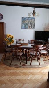 Un comedor con mesa y sillas en Apartman Ana, en Novi Vinodolski