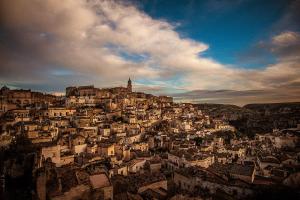 - une vue sur une ville avec des bâtiments sur une colline dans l'établissement Graffiti, à Matera