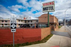 a sign for a melting motel on the side of a street at Viking Motel-Detroit in Detroit