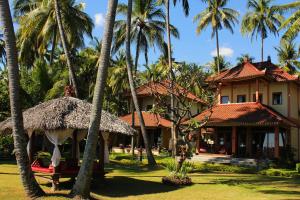 un complejo con palmeras y un edificio en Holiway Garden Resort & SPA - Bali - CHSE Certified Hotel, en Tejakula
