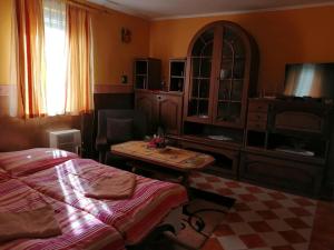 um quarto com uma cama, uma mesa e uma cómoda em Chata ALBA REGIA em Jahodná