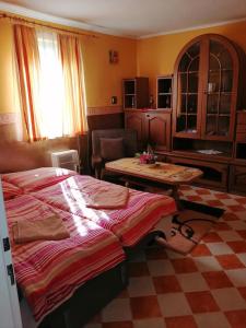 um quarto com uma cama e uma mesa em Chata ALBA REGIA em Jahodná