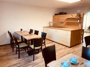 Pension Murhof في Gössendorf: مطبخ وغرفة طعام مع طاولة وكراسي