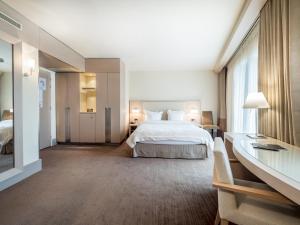 Tempat tidur dalam kamar di Hôtel Le Pré Carré