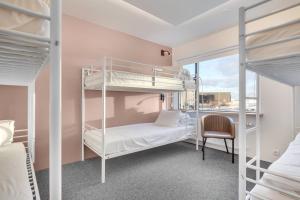 Postel nebo postele na pokoji v ubytování Lækur Hostel