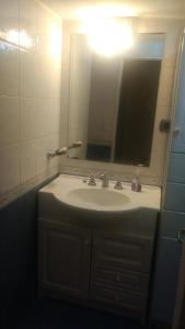 y baño con lavabo blanco y espejo. en 11.11 en Salsipuedes