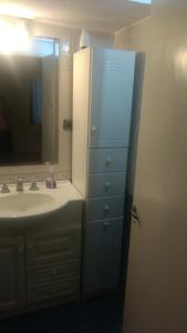 baño con lavabo y armario con espejo en 11.11 en Salsipuedes
