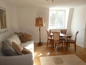 ein Wohnzimmer mit einer Couch und einem Tisch und Stühlen in der Unterkunft Villa Ingrid in Weimar + 19 Fotos