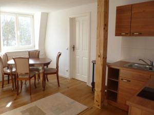 eine Küche und ein Esszimmer mit Tisch und Stühlen in der Unterkunft Villa Ingrid in Weimar