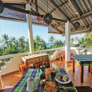 マータラにあるMy Home Resortの海の景色を望むヴィラ内の朝食用テーブル