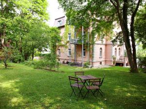 einen Picknicktisch im Hof eines Hauses in der Unterkunft Villa Ingrid in Weimar