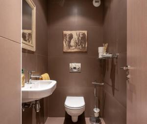 Un baño con un inodoro blanco y un lavabo. en Appartement DELICE B, en Saint-Tropez