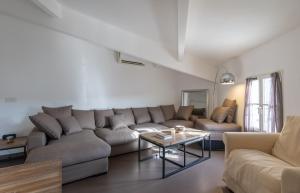 una sala de estar con un sofá y una mesa en Appartement DELICE B, en Saint-Tropez