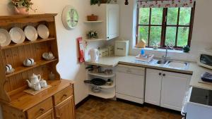 eine Küche mit Spüle und Arbeitsplatte in der Unterkunft Shippen Cottage - Perfect for Couples or Families in Sidmouth