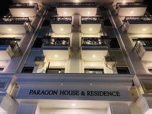 un edificio con una casa taragon y residencia en ella en Paragon House and Residence, en Hanói