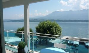 uma varanda de uma casa com vista para a água em RESIDENCE DU PORT em Le Bourget-du-Lac