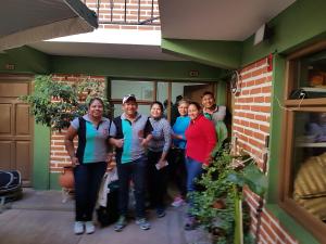 een groep mensen die buiten een gebouw staan bij Hostel Buen descanso in Sucre