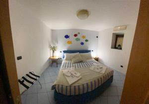 una camera da letto con un letto e asciugamani di a casa mia holiday rental a Cetara