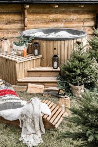 Vonkajšia záhrada v ubytovaní Domki w Białce WOODHOUSE- basen, sauna, jacuzzi
