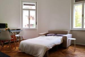 Katil atau katil-katil dalam bilik di Piano nobile di Palazzo Vidmar in centro a Gorizia