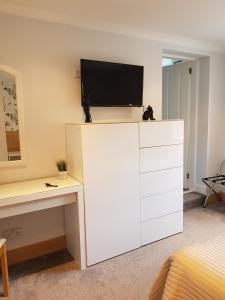 TV a/nebo společenská místnost v ubytování Maple Cottage B&B