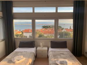 dwa łóżka w pokoju z dużym oknem w obiekcie Duplex Apartment with Private Swimming Pool w mieście Preko +37 zdjęć