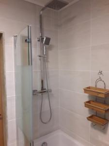 ein Badezimmer mit Dusche mit Duschkopf in der Unterkunft Label Semois Gite rural 3 épis in Bouillon
