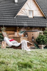 Vonkajšia záhrada v ubytovaní Domki w Białce WOODHOUSE- basen, sauna, jacuzzi