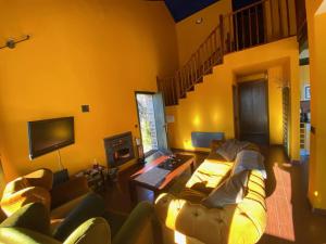 A television and/or entertainment centre at Apartamentos dúplex en Casa Rural Fundanal en Hoz de Jaca