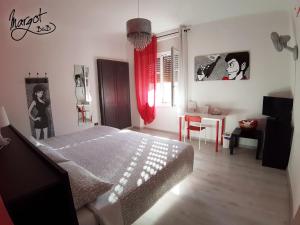 een slaapkamer met een bed en een tafel. bij B&B Margot in Trento