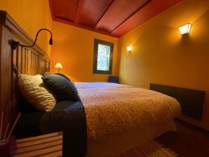 A bed or beds in a room at Apartamentos dúplex en Casa Rural Fundanal en Hoz de Jaca