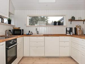 مطبخ أو مطبخ صغير في 8 person holiday home in Silkeborg