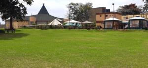 Taman di luar Elysian Resort