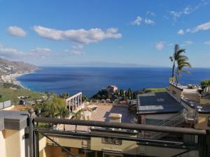 vistas al océano desde un edificio en Taormina Panoramic - Taormina Holidays, en Taormina