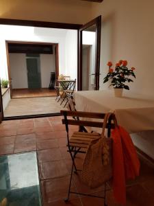 una mesa y sillas en una habitación con patio en Casa Marés, en Ciutadella