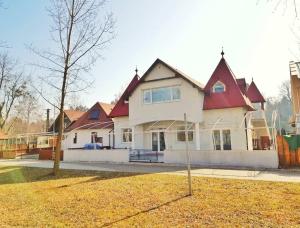 una gran casa blanca con techo rojo en Stég Stúdió Stb. ., en Balatonberény