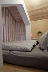 uma cama num quarto com tecto em madeira em Appartement Hochsitz em Hochfilzen